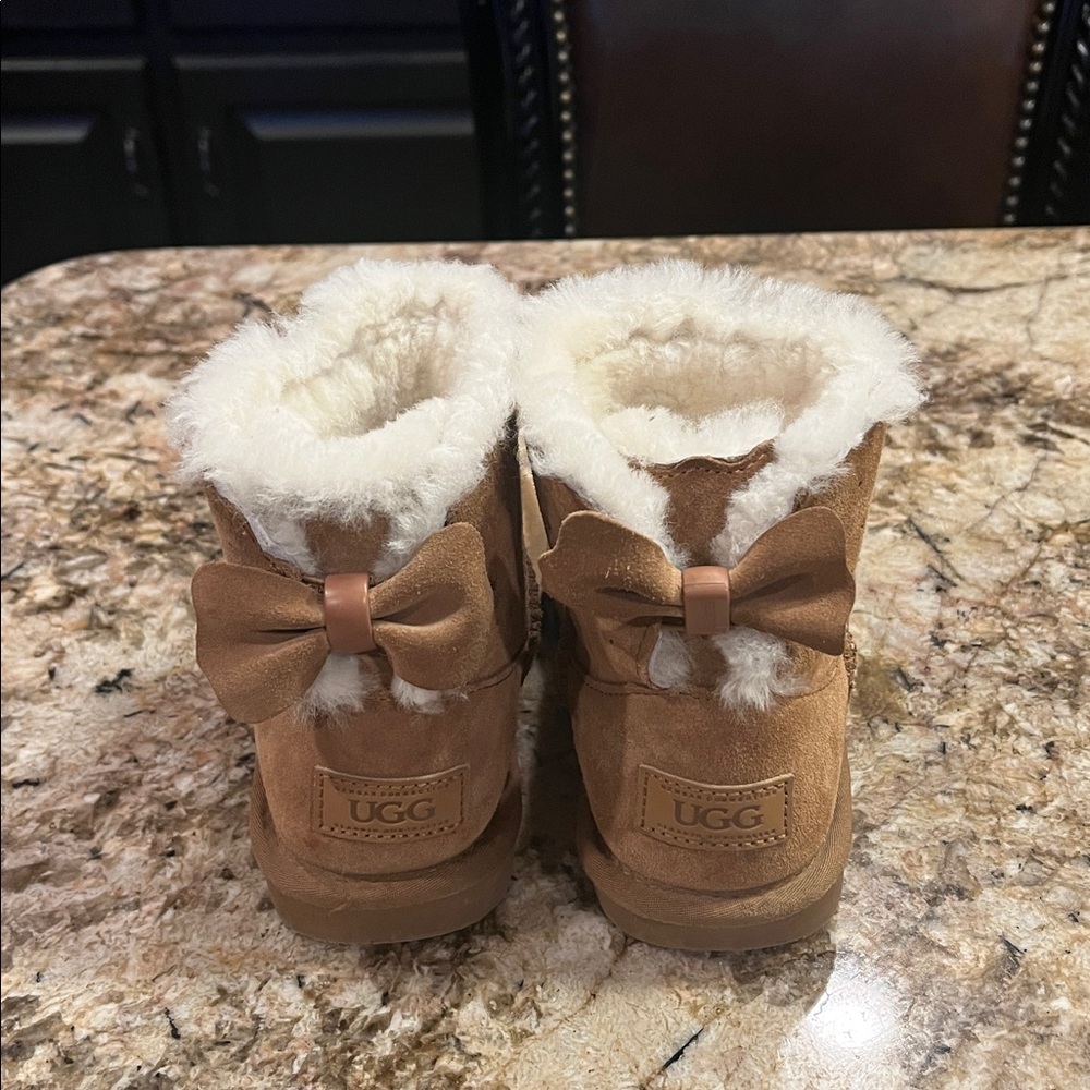 UGG Kids Tan Boots with Soft Cream Lining - Picture 4 of 5